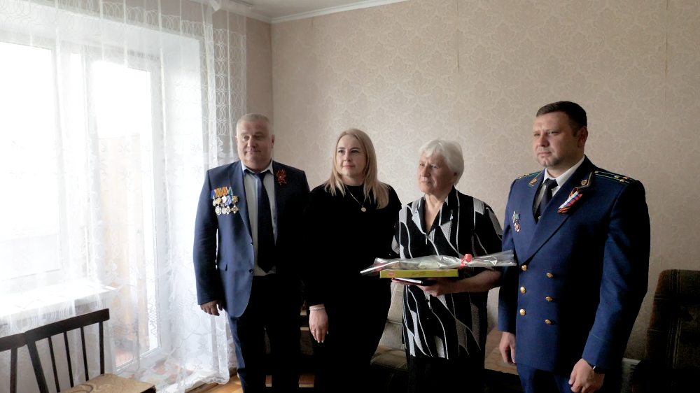 Глава города Д.Гатов вручил юбилейные медали детям погибших участников ВОВ
