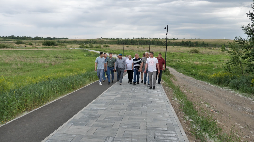 Д.Гатов и народные избранники оценили новый ФОК и экопарк