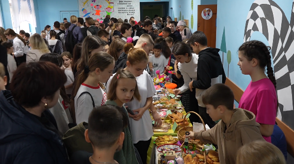 В МБОУ «СОШ №10» прошла ярмарка в поддержку участников СВО и жителей Курской обл.