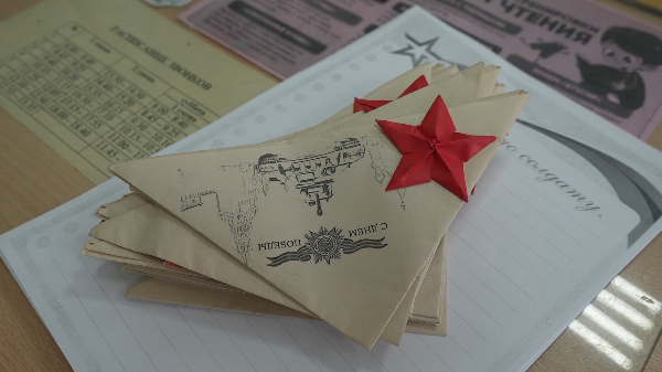 Ученики МАОУ «СОШ №15» написали письма и нарисовали рисунки для участников СВО